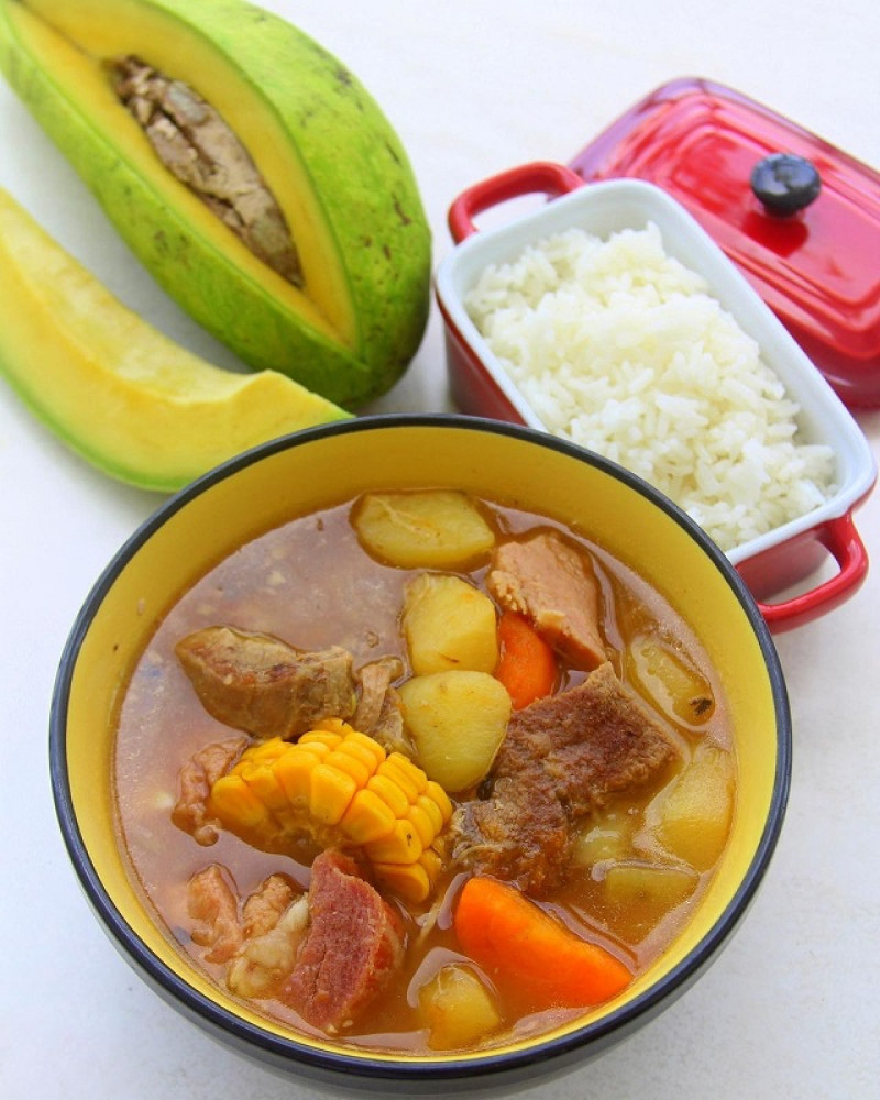 Sancocho con arroz blanco y aguacate. Foto cortesía de Juan de Dios Valentín / Foodie and Traveler