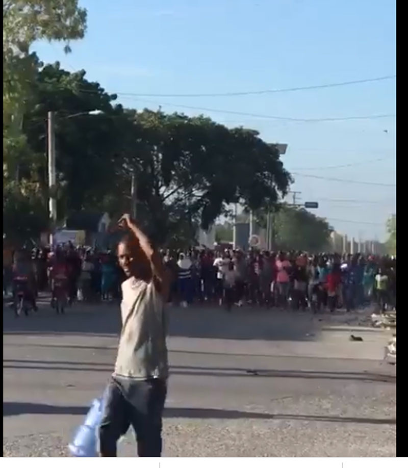 Las protestas continuaron ayer en Haití contra el alza de precios en los combustibles. haití en español
