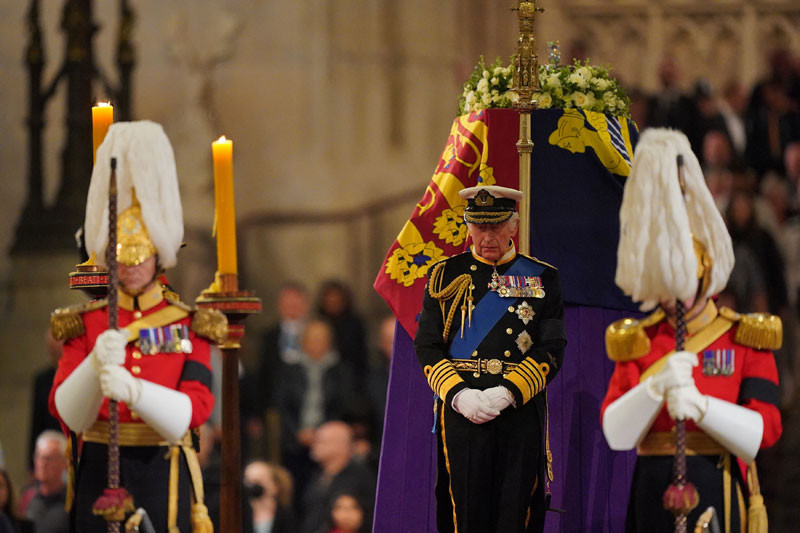 El rey Carlos III hace guardia de honor ante el féretro con los restos de su madre, la reina Isabel II.  afp/