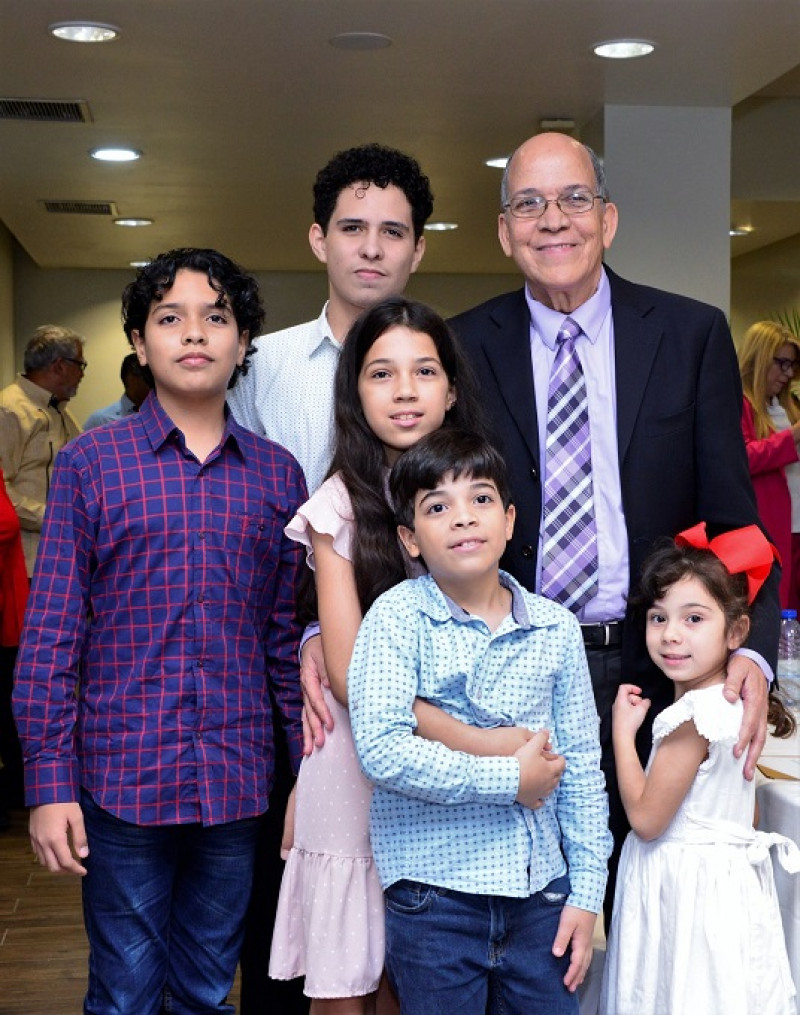 El doctor Jimmy Barranco Ventura junto a sus nietos