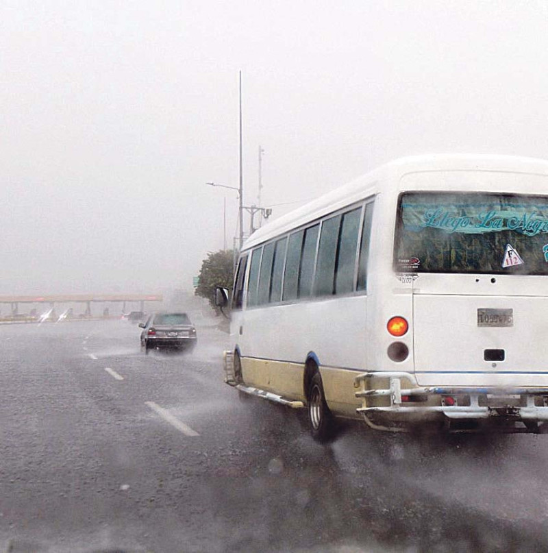 Las lluvias comenzaron en la tarde de ayer en varios sectores de la capital , debido al huracán. JORGE CRUZ