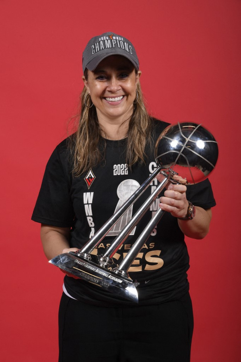 Becky Hammon posa para una foto después del cuarto partido de las finales de la WNBA 2022 el 18 de septiembre de 2022 en el Mohegan Sun Arena en Uncasville, Connecticut. Foto: Brian Babineau/AFP.