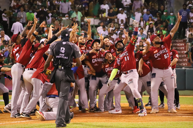 Jugadores de los Gigantes del Cibao, celebrando con el selfie en la serie final de la temporada 2021-2022.