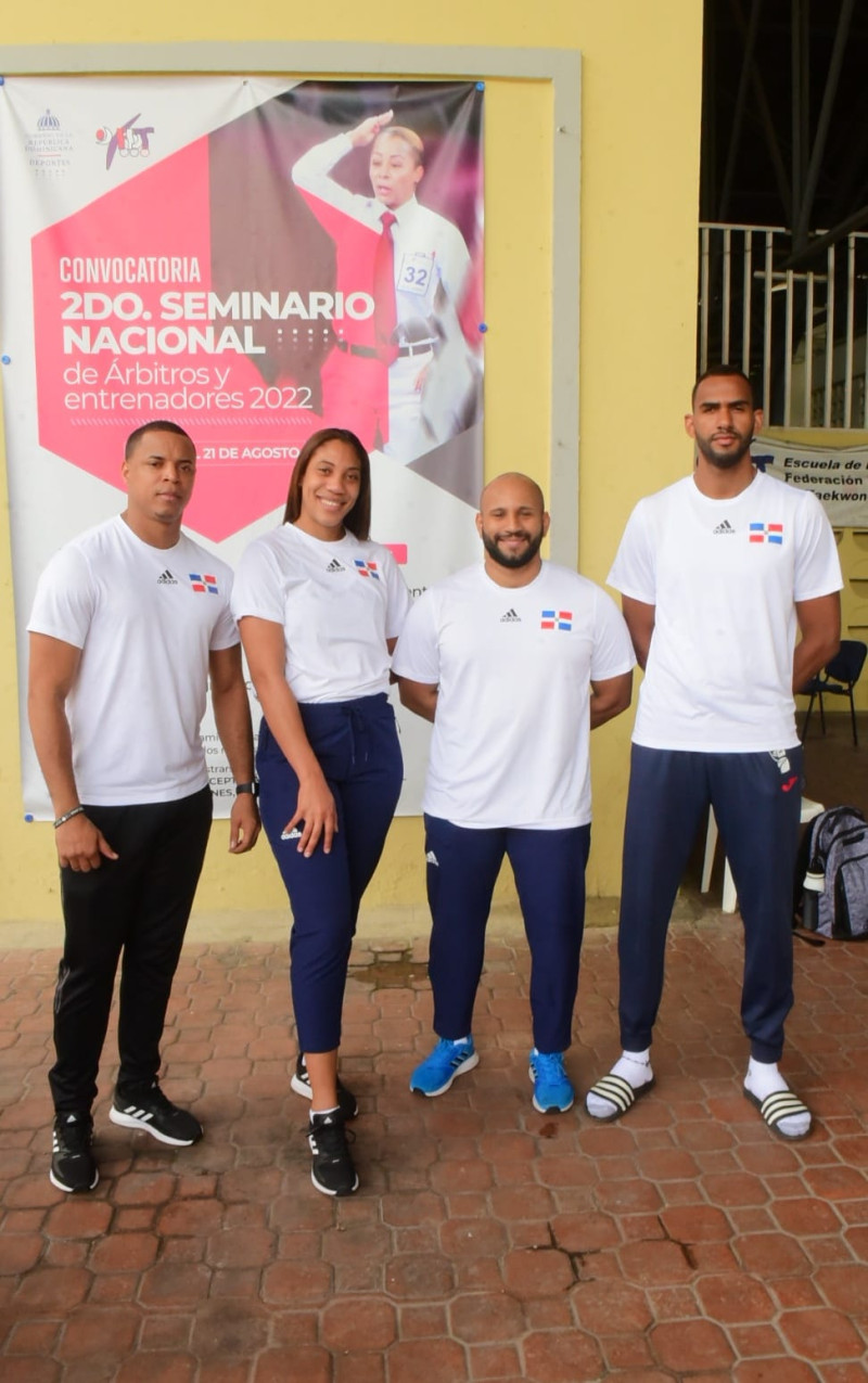 Los campeones de taekwondo Katherine Rodríguez y Moisés Hernández junto aun par de entrenadores