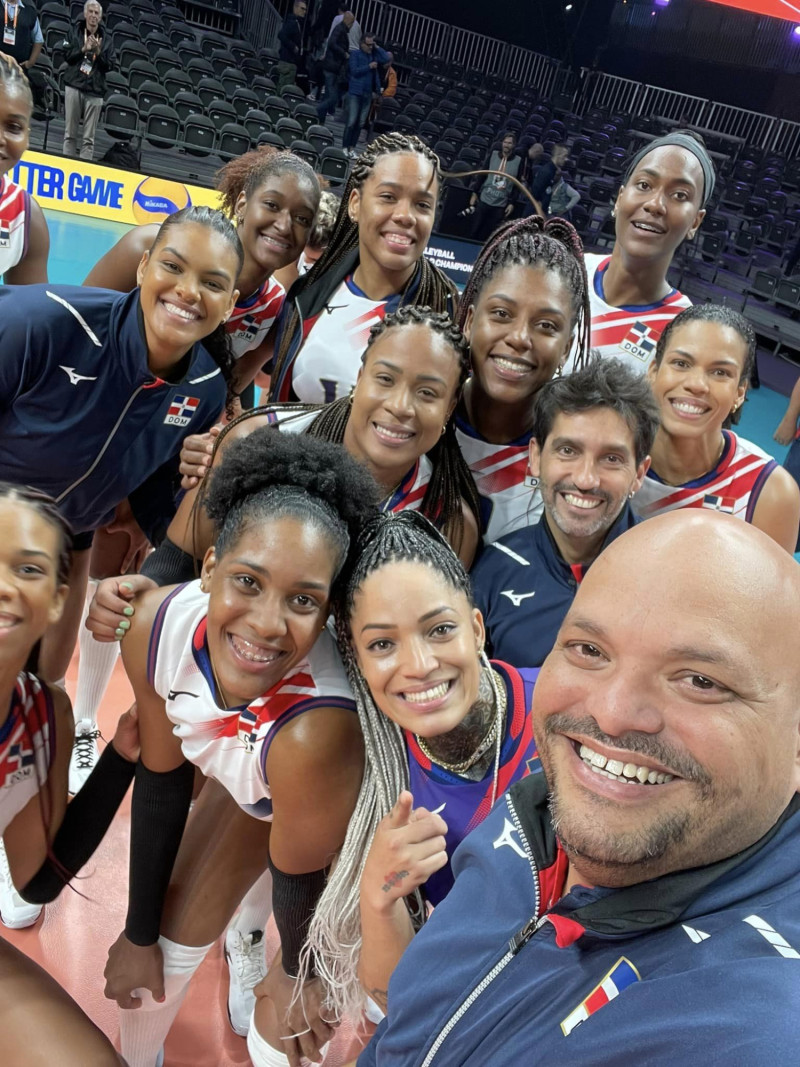Varias de las integrantes de las Reinas del Caribe festejan luego de triunfar en su primer partido en la Copa Mundial de Voleibol