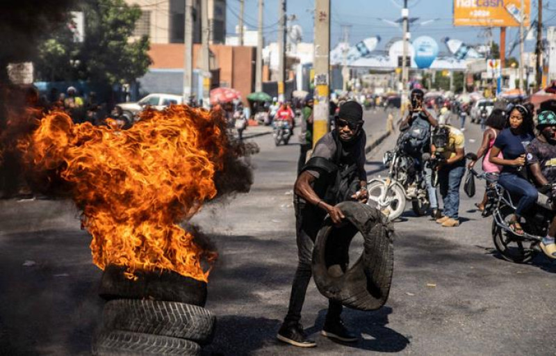 Aun cuando el aumento de los precios de los combustibles fue el tirón que desencadenó las últimas protestas, violencia y terror en Haití, la poderosa Cámara de Comercio e Industria de Occidente, en Haití, acaba de dar un fuerte espaldarazo a esas medidas gubernamentales, temiéndose ahora que esto enfurezca más a la población. / afp