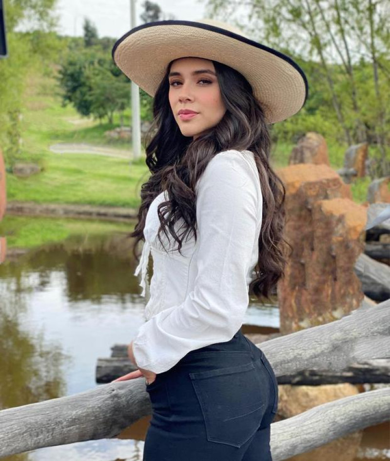 Camila Rojas en el papel de Muriel Caballero, la hija de Rosario Montes, en la segunda temporada de “Pasión de gavilanes”. (Foto: Camila Rojas/Instagram).