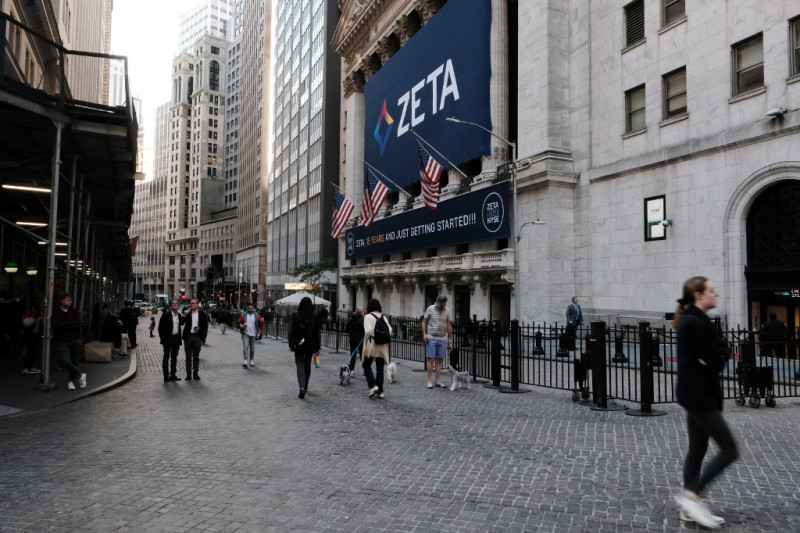 La gente camina por la Bolsa de Valores de Nueva York (NYSE) el 29 de septiembre de 2022 en la ciudad de Nueva York. Estados Unidos Spencer Platt/Getty Images/AFP