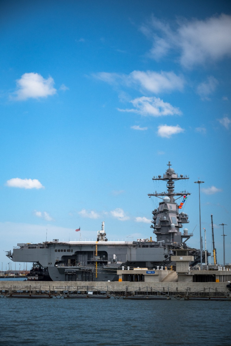 USS Gerald R. Ford mientras estaba en el puerto base de Norfolk, Virginia, el 7 de abril de 2022. USNI News Photo