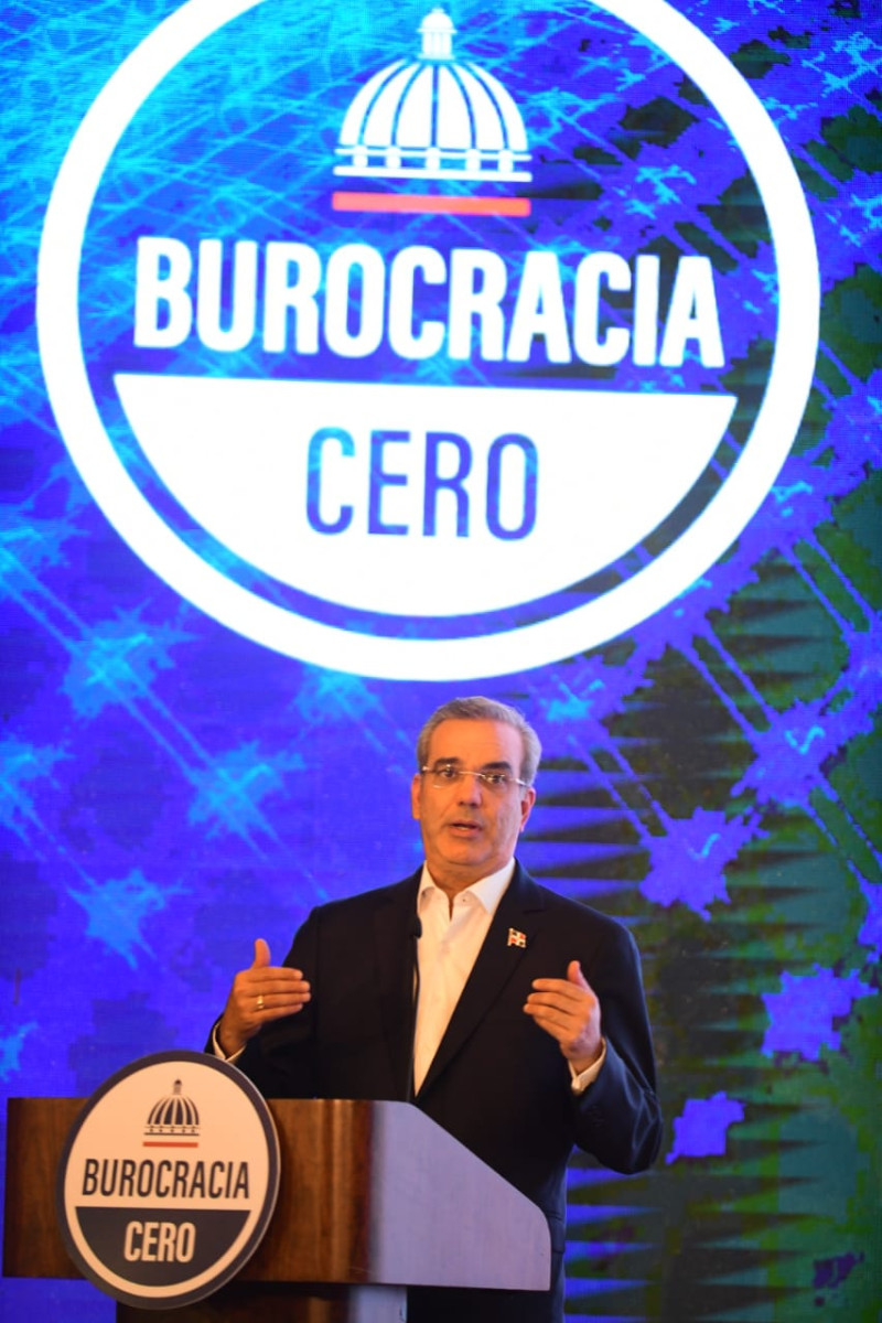 El presidente de la República, Luis Abinader, destacó ia importancia de reducir los trámites para mejorar la productividad y la competitividad.