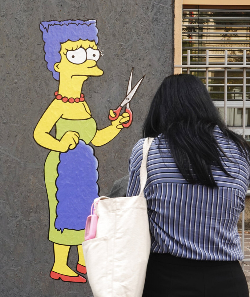 Mural de Marge Simpson en consulado en Italia.