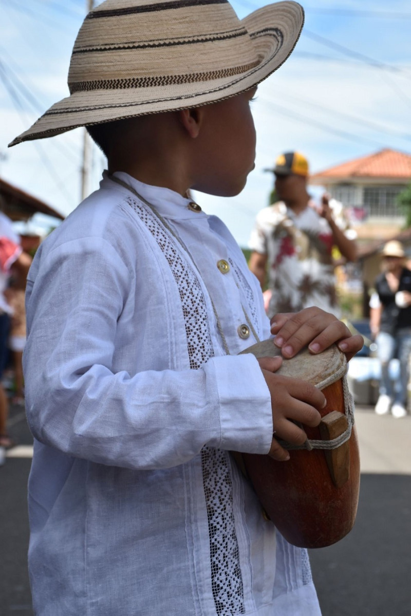 Los padres le transmiten a sus hijos el amor por sus costumbres y tradiciones. Xiomarita Pérez