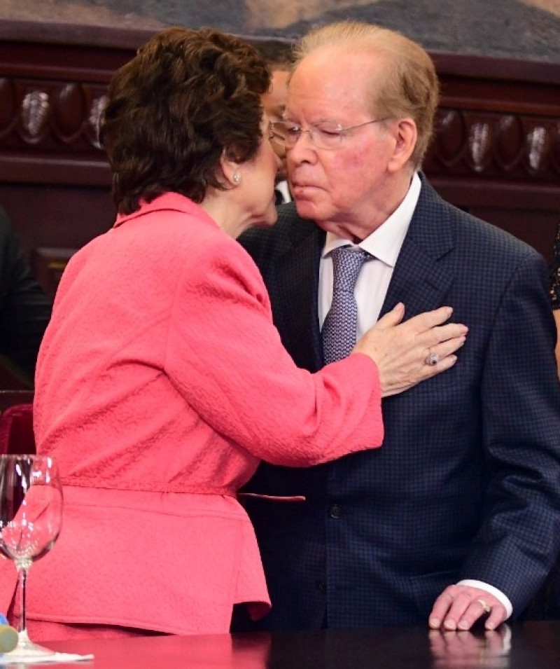 Un hermoso gesto de cariño entre Ana María Alonso de Corripio y José Luis Corripio Estrada. Observa la vicepresidente de la República, Raquel Peña.