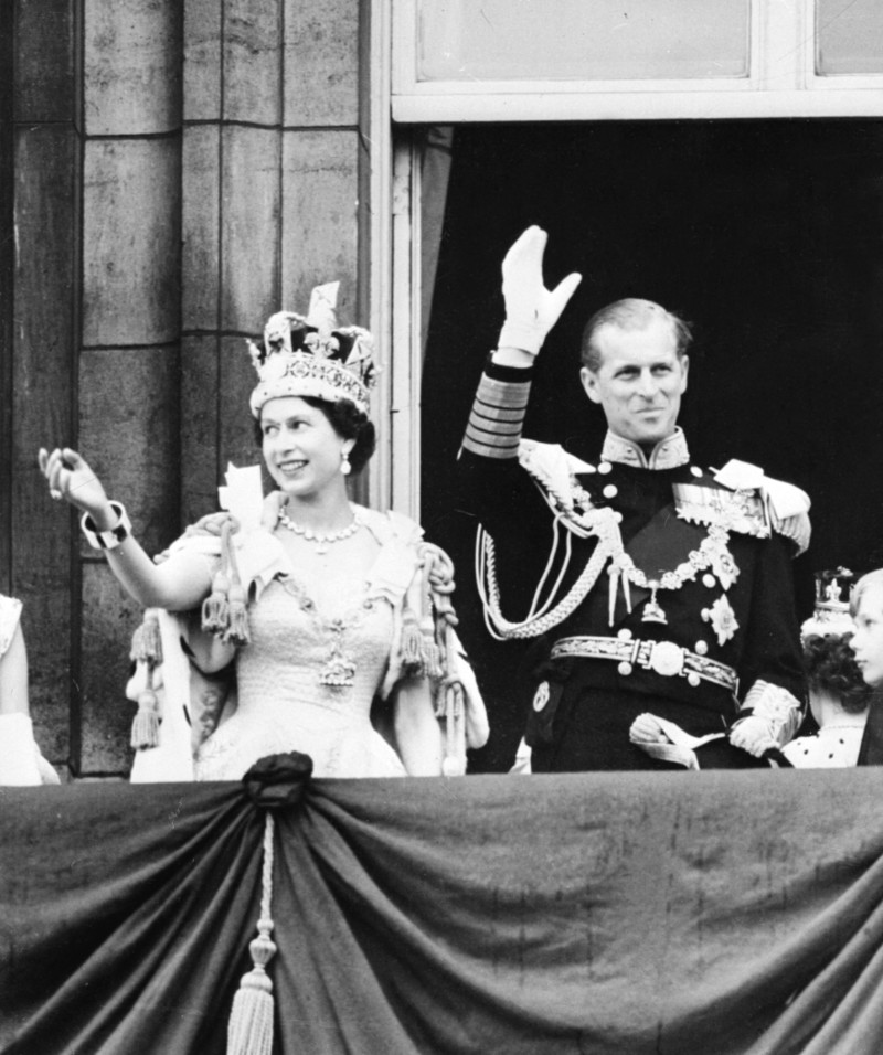 La reina Isabel II y el duque de Edimburgo luego de la coronación en 1953. Archivo.