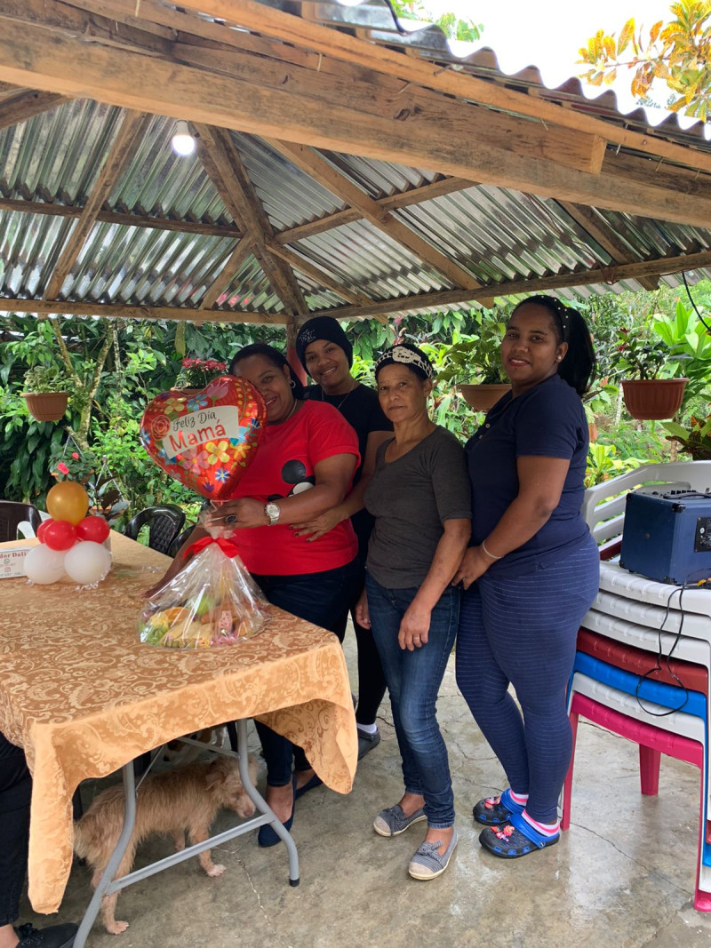 Dalia con sus dos hijas, quienes juntan emprendieron un negocio de comida para los turistas que visiten el municipio.