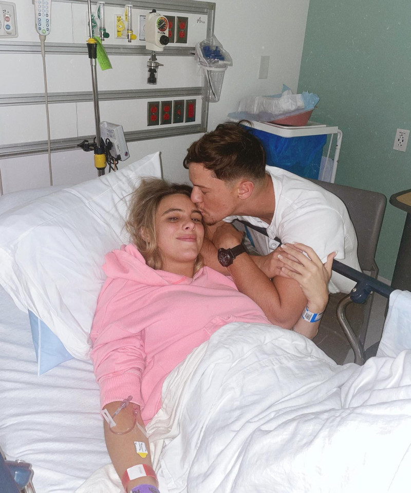 Lele Pons en su lecho de hospital bajo los mimos de su novio, Guaynaa.