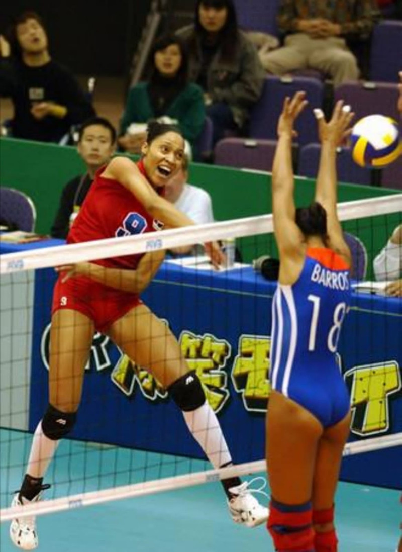 Nurys Arias rompe el bloqueo de una jugadora cubana durante un torneo internacional.