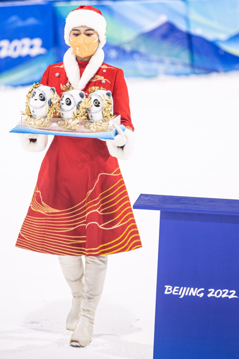 Una joven viste elementos decorativos tradicionales chinos en una ceremonia de entrega de medallas de los Juegos Olímpicos de Invierno de Beijing 2022, en la capital de China, el 5 de febrero de 2022. (Xinhua/Wu Zhuang)