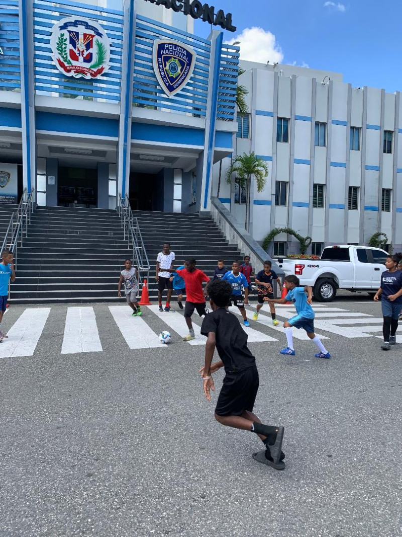 Niños del Club Dominguito mientras jugaban luego de recibir Clínica de los integrantes de la Selección Nacional Sub20 Kleffer Marte, Omry Bello y Angel Montes de Oca.