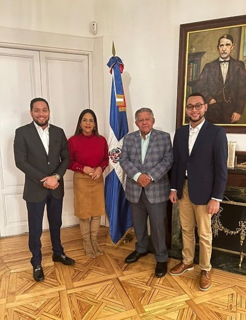 Delegación de comunicadores recibidos por el Embajador dominicano en España Juan Bolívar Díaz. Foto: Fuente externa.