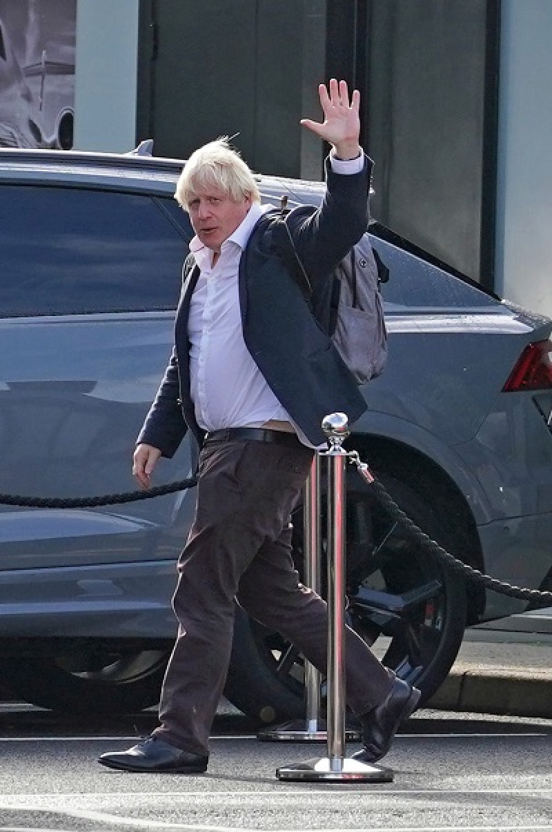 El exprimer ministro Boris Johnson llega al aeropuerto de Gatwick en Londres, luego de viajar en un vuelo desde el Caribe, luego de la renuncia de Liz Truss como primera ministra, el sábado 22 de octubre de 2022.Foto: AF.
