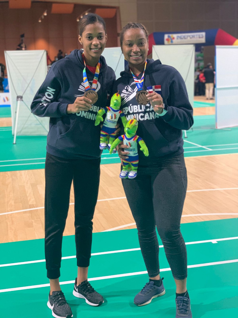 Badmintonistas Juleixi Acosta (Izq.) y Nairoby Jiménez, medalla de Bronce en Perú 2022.