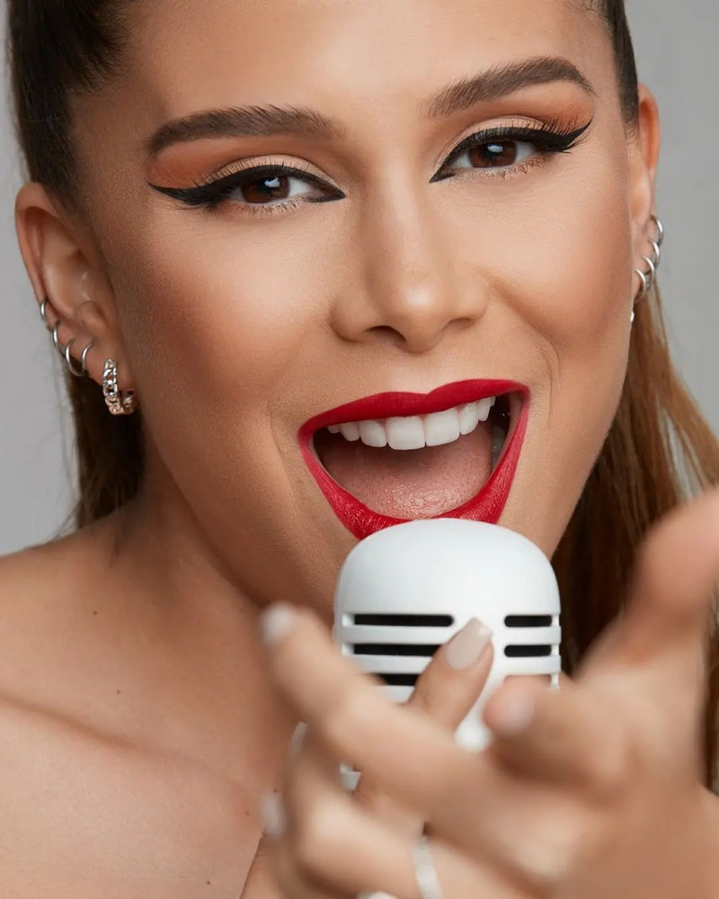 La cantante y actriz colombiana Greeicy promueve la canción "Única".