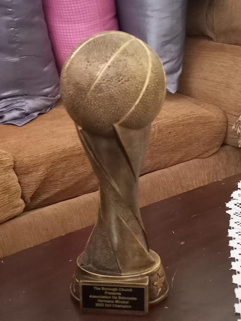El trofeo que obtuvo el joven baloncestista en Salcedo.