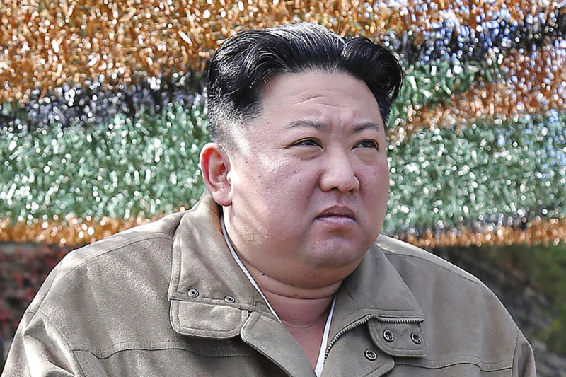 En esta fotografía distribuida por el gobierno norcoreano, el líder Kim Jong Un inspecciona ejercicios militares en un lugar no revelado el 8 de octubre de 2022, en Corea del Norte. El contenido de esta imagen no puede ser verificado en forma independiente. (Agencia Central de Noticias Coreana/Servicio de Noticias de Corea vía AP)