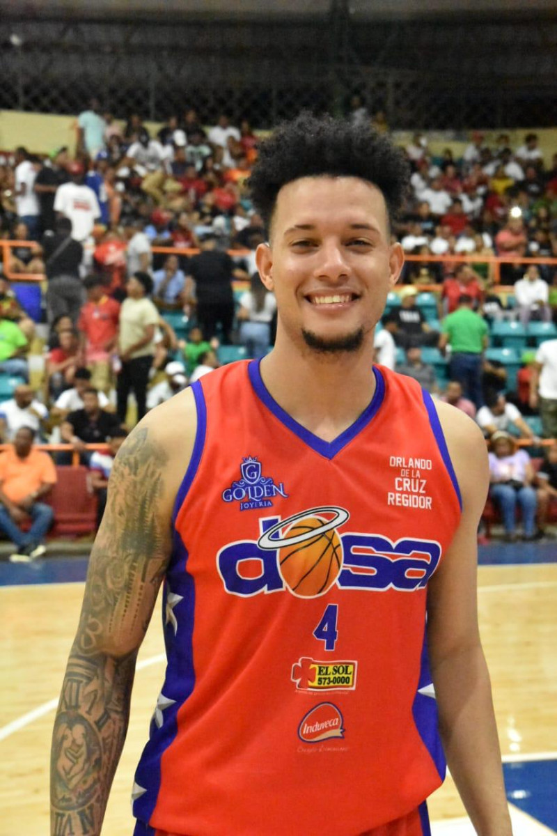 Yerri Flores fue el mejor anotador en el triunfo del Dosa en el baloncesto de La Vega.