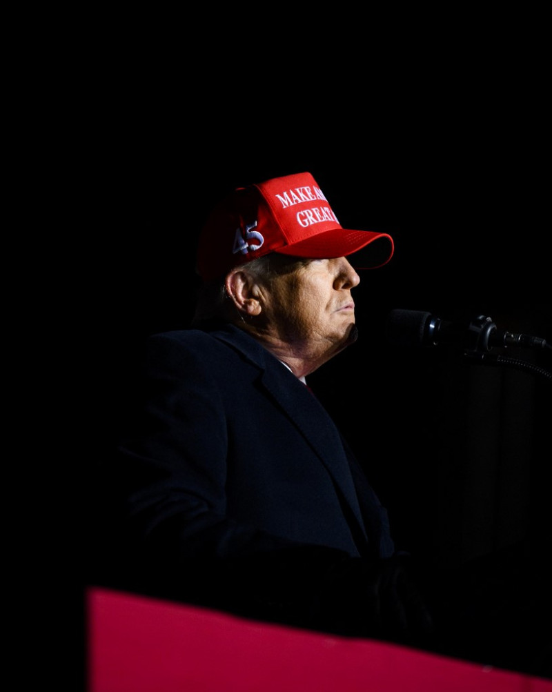 El expresidente de los Estados Unidos, Donald Trump, habla durante un evento de campaña en el Aeropuerto Sioux Gateway el 3 de noviembre de 2022 en Sioux City, Iowa. 

Foto: Stephen Maduran/Getty Images/AFP