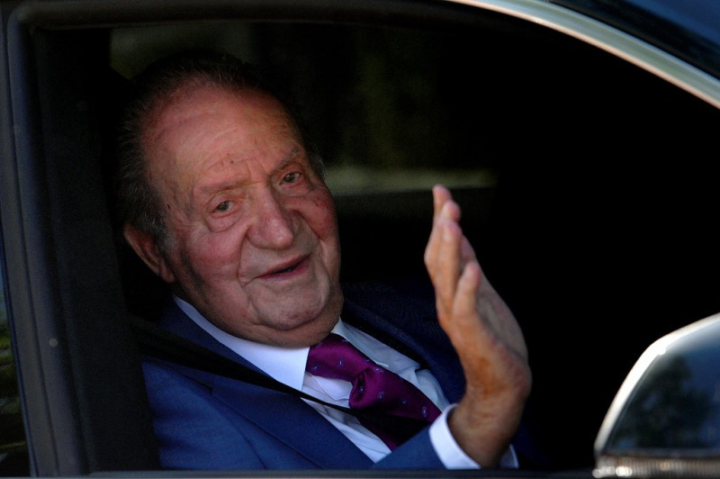 En esta foto de archivo tomada el 23 de mayo de 2022, Juan Carlos I, ex rey de España, saluda desde un automóvil cuando llega al palacio de La Zarzuela en Madrid, el 23 de mayo de 2022, para reunirse con su hijo. El ex rey de España, Juan Carlos I, apelará el 8 de noviembre de 2022 contra un fallo de un tribunal del Reino Unido de que no tiene inmunidad estatal, ya que lucha contra las denuncias de acoso de su supuesta ex amante.
ÓSCAR DEL POZO / AFP