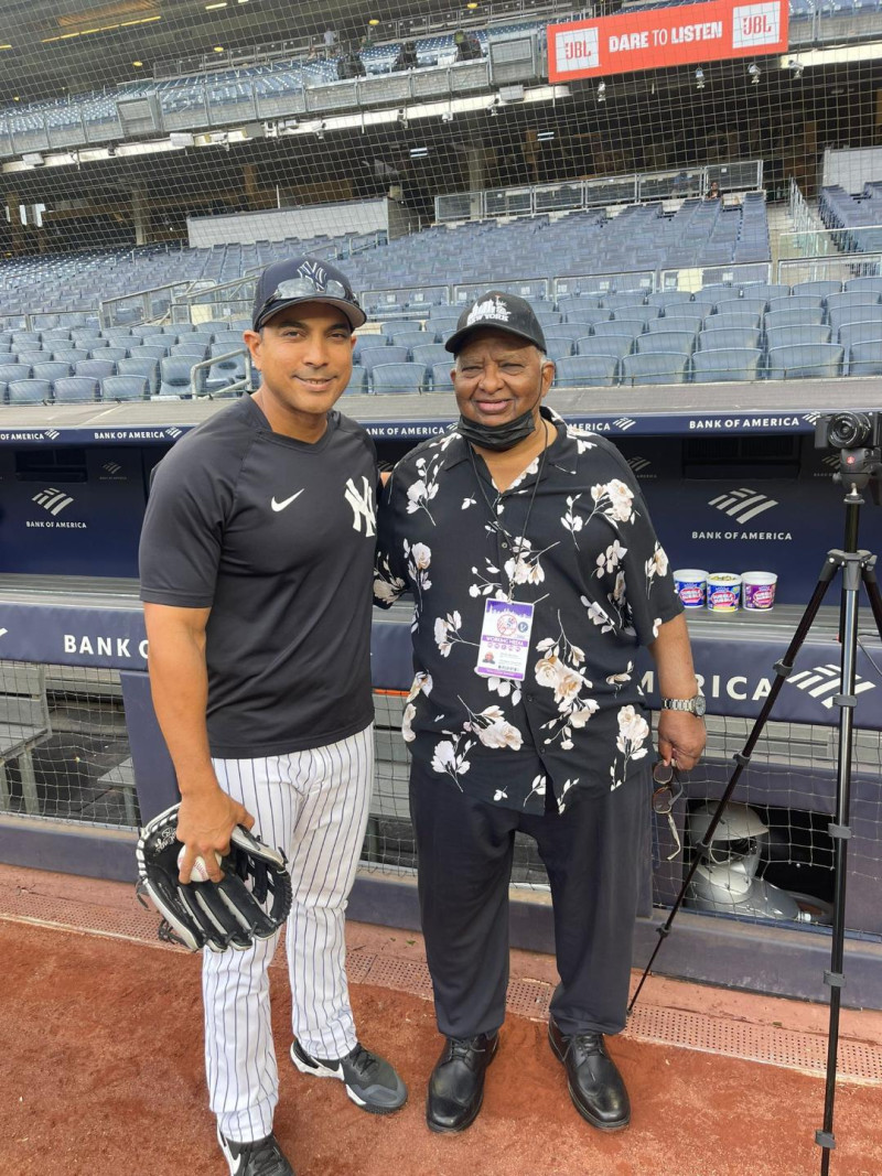 Luis Rojas, izquierda, junto al dirigente deportivo Benito Mendoza, en el Yankee Stadium.