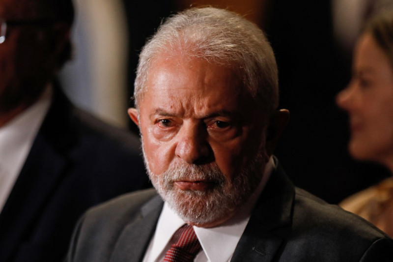 El presidente electo de Brasil, Luiz Inácio Lula da Silva, asiste a una conferencia de prensa después de una reunión con políticos de los equipos de transición en el Tribunal Electoral de Brasilia, el 9 de noviembre de 2022. 
Sergio Lima / AFP