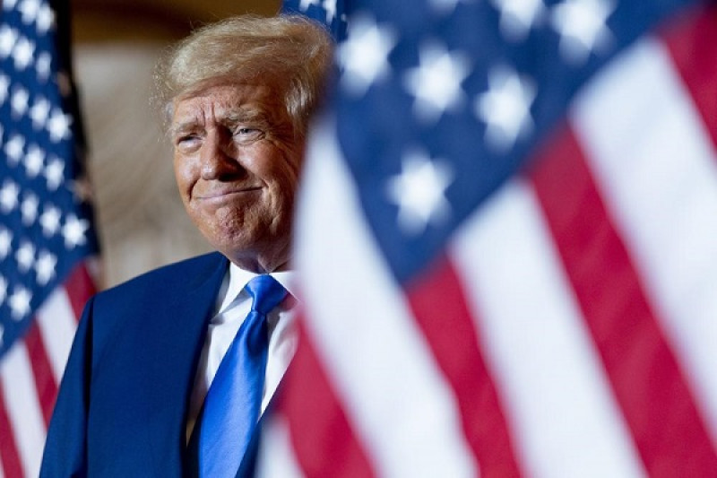 El expresidente Donald Trump se prepara para subir al escenario en Mar-a-Lago, en el día de las elecciones intermedias de Estados Unidos, el martes 8 de noviembre de 2022, en Palm Beach, Florida. (AP Foto/Andrew Harnik)