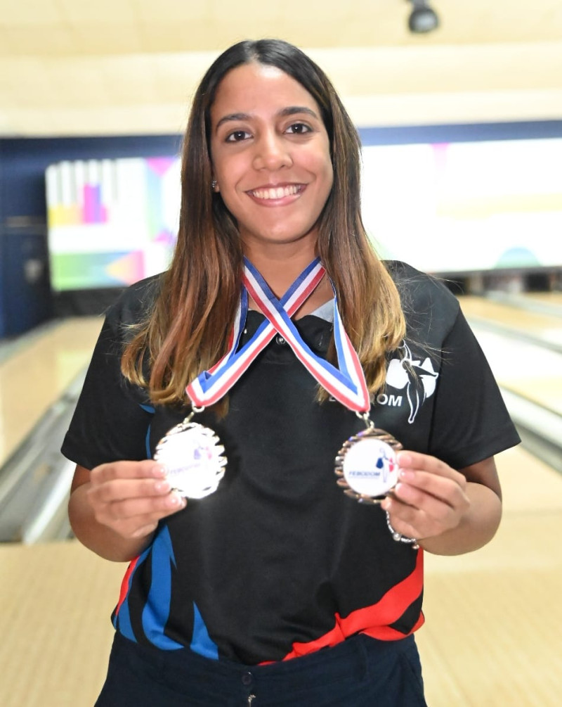 Carmina Hermón, campeona nacional muestra  las medallas ganadas.