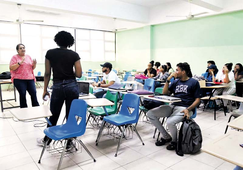 Computadora en manos, estudiantes de la Universidad Católica participan de la docencia virtual y comparten presencialmente. LEONEL MATOS