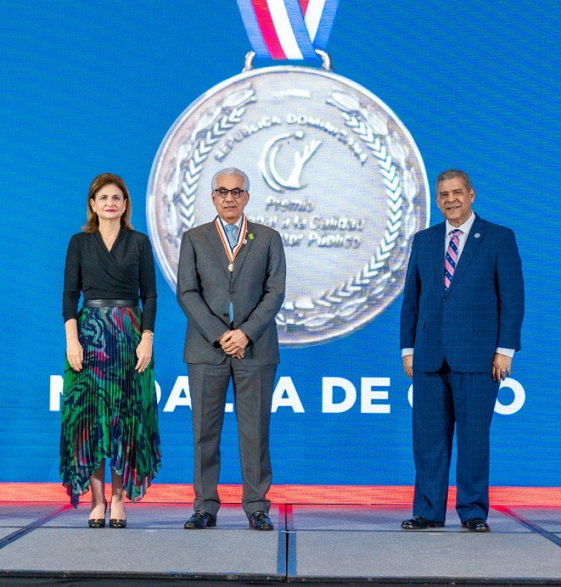 Martín Robles Morillo recibiendo medalla de Oro en Premio Nacional a la Calidad del Sector Público