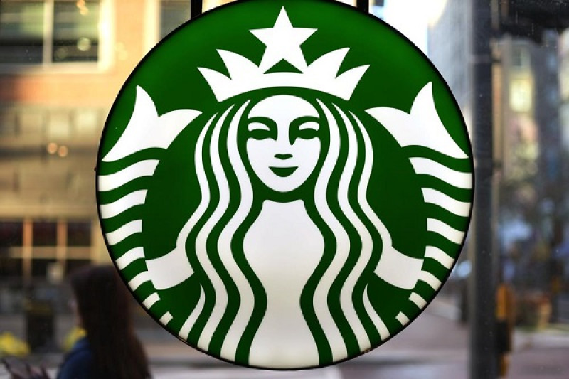 Logotipo de Starbucks visible en la ventana de una de sus sucursales en EEUU. AP