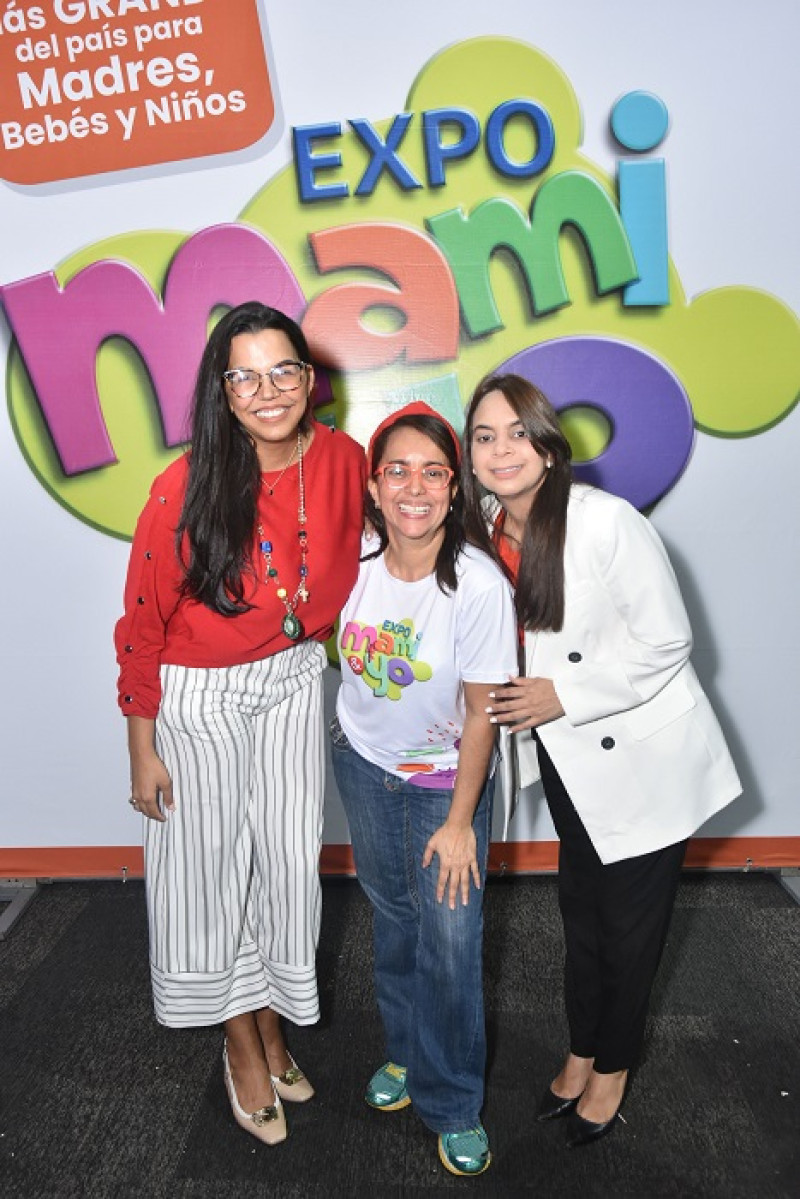 En el centro, Nazzira Santana junto a las doctoras Airam Thoma y Gissel Fernández.
