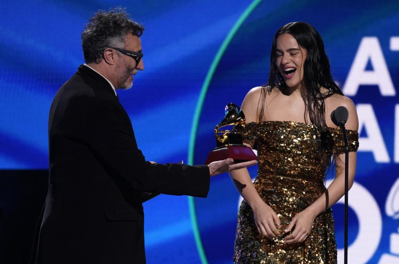 Fito Páez, izquierda, le entrega a Rosalía el premio al álbum del año por r "Motomami"en la 23a entrega anual del Latin Grammy Awards en la Mandalay Bay Michelob Ultra Arena el jueves 17 de noviembre de 2022, en Las Vegas. (Foto AP/Chris Pizzello)
