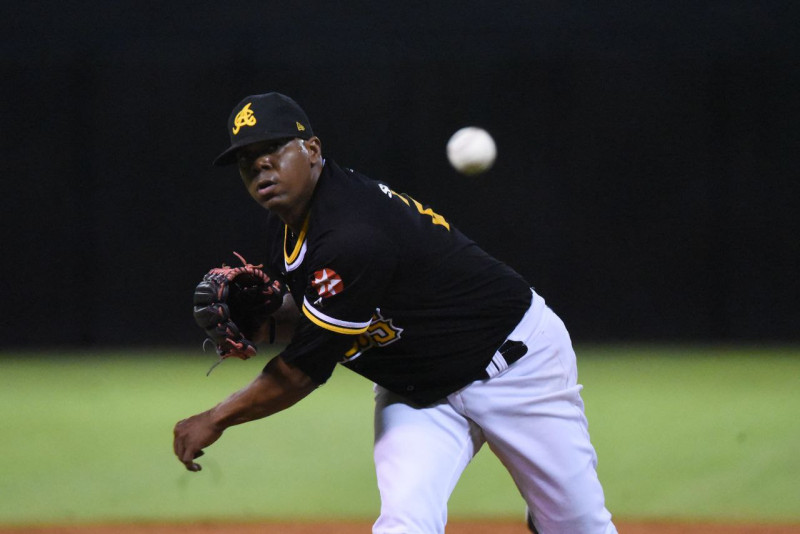 Roenis Elías, de las Águilas, realiza un lanzamiento en el partido del viernes por la noche frente a los Tigres del Licey.