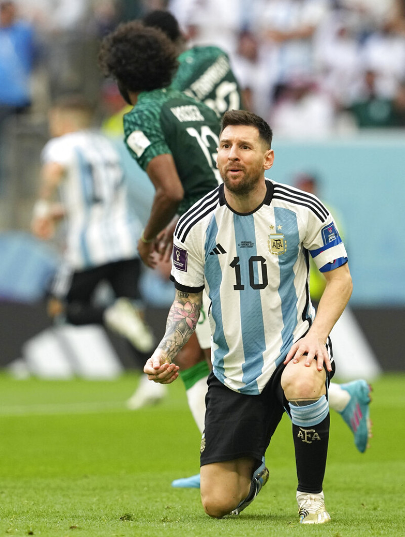 Lionel Messi de Argentina reacciona tras ser tacleado por Hassan Tambakti de Arabia Saudita durante el partido de fútbol del grupo C de la Copa Mundial entre Argentina y Arabia Saudita en el Estadio Lusail en Lusail, Qatar, el martes 22 de noviembre de 2022.