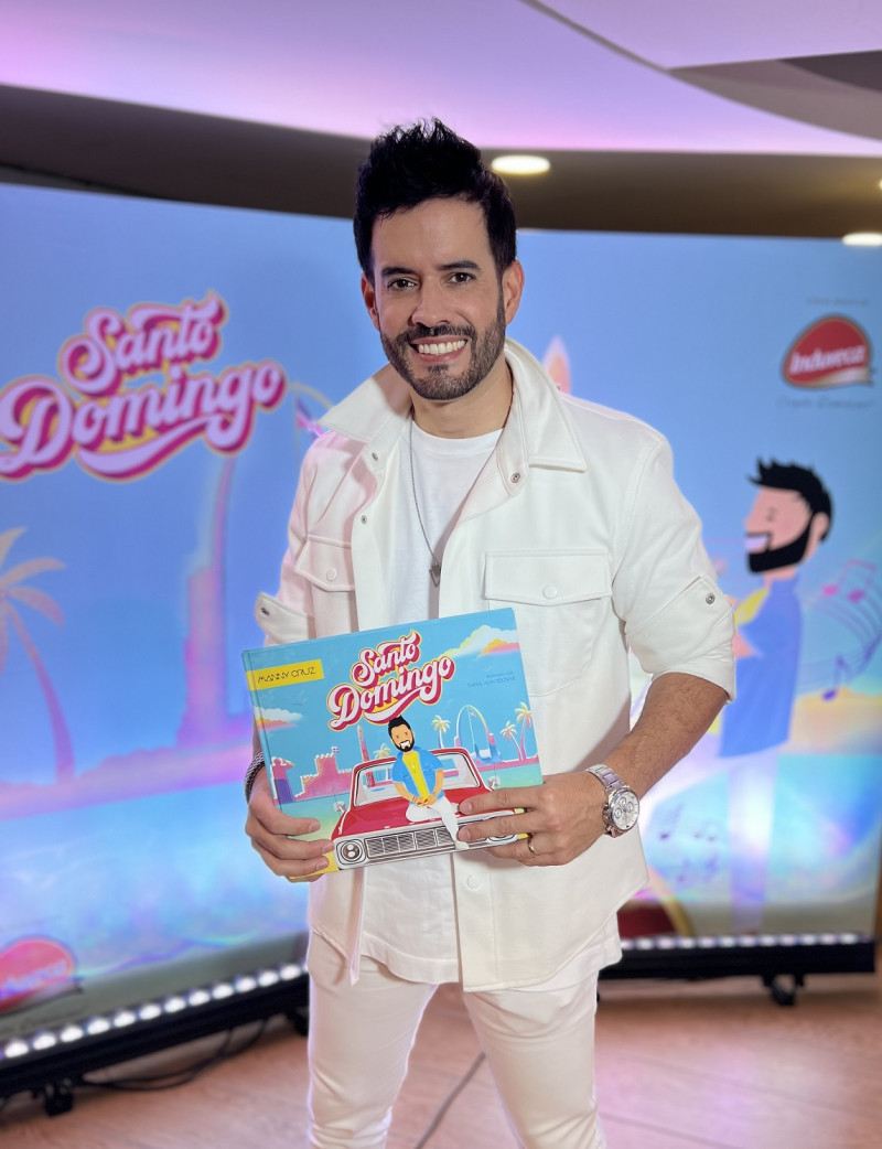 El cantante dominicano Manny Cruz recién presentó su libro infantil.