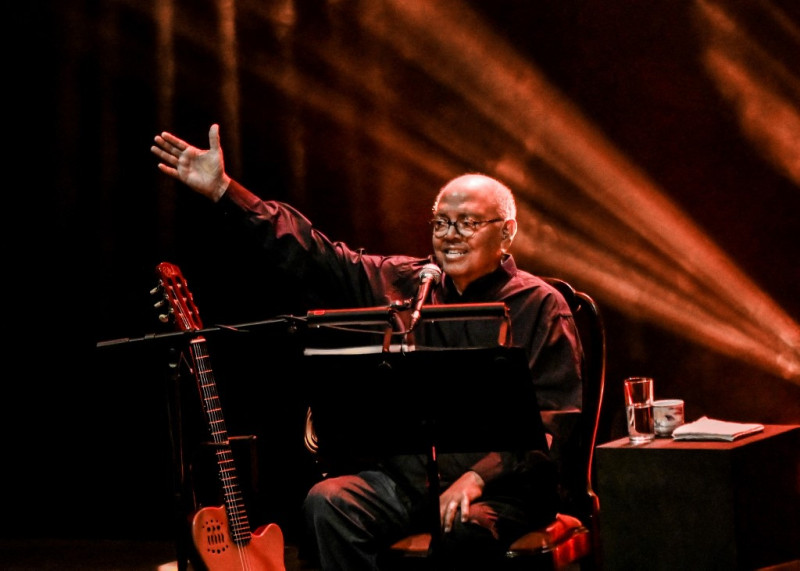 En esta foto de archivo tomada el 22 de junio de 2022, el cantante cubano Pablo Milanés se presenta en la Ciudad Deportiva Coliseo en La Habana, Cuba. El aclamado cantante, compositor y guitarrista cubano Pablo Milanés, de 79 años, falleció el 22 de noviembre de 2022 en España, donde había estado hospitalizado en los últimos días, informó su agente.
YAMIL LAGE / AFP