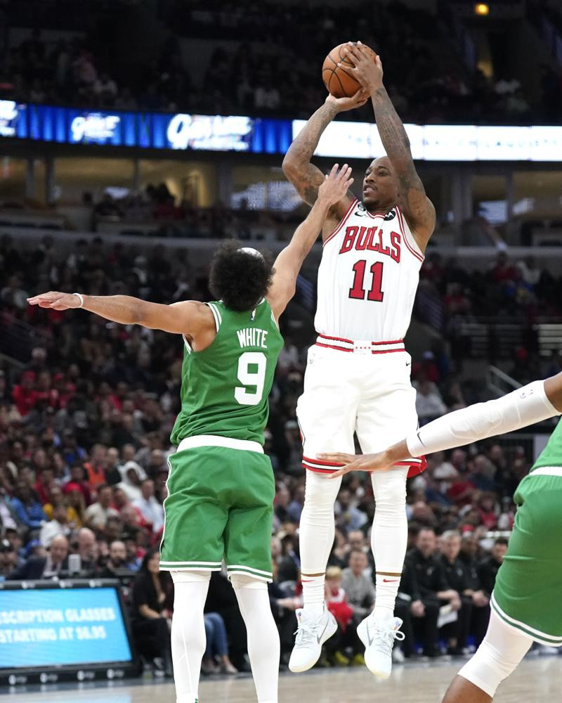 DeMar DeRozan, de los Bulls, lanza sobre la defensa de Derrick White, de los Celtics, durante la segunda mitad del partido del lunes en el baloncesto de la NBA.