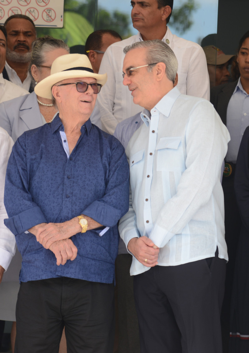 Hipólito Mejía platica con el presidente Luis Abinader  durante un encuentro oficial. / José Alberto/