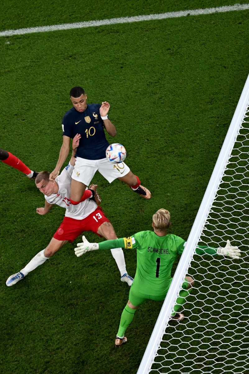 Kylian Mbappe, de Francia, anota el segundo gol de su equipo frente al portero de Dinamarca Kasper Schmeichel en el partido del sábado en la Copa Mundial de Fútbol.