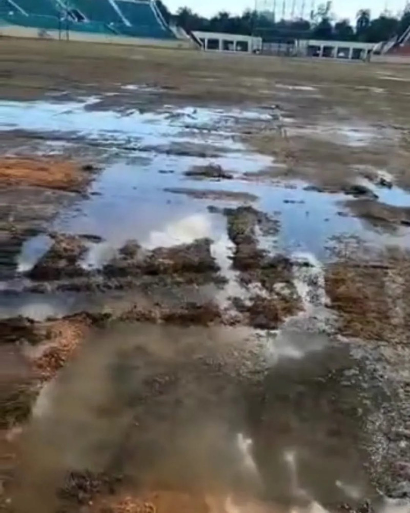 Vista de los daños causados en el terreno de juego del estadio olímpico Félix Sánchez.