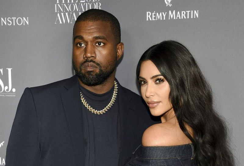 Kanye West, a la izquierda, y Kim Kardashian asisten al WSJ. Magazine Innovator Awards el 6 de noviembre de 2019 en Nueva York.AP